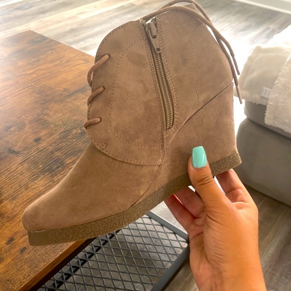 Short brown booties, size women’s 7! - Picture 3 of 5